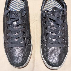 Taos Womens Freedom Grey Metallic Leather Studded Sneakers Size 8.5